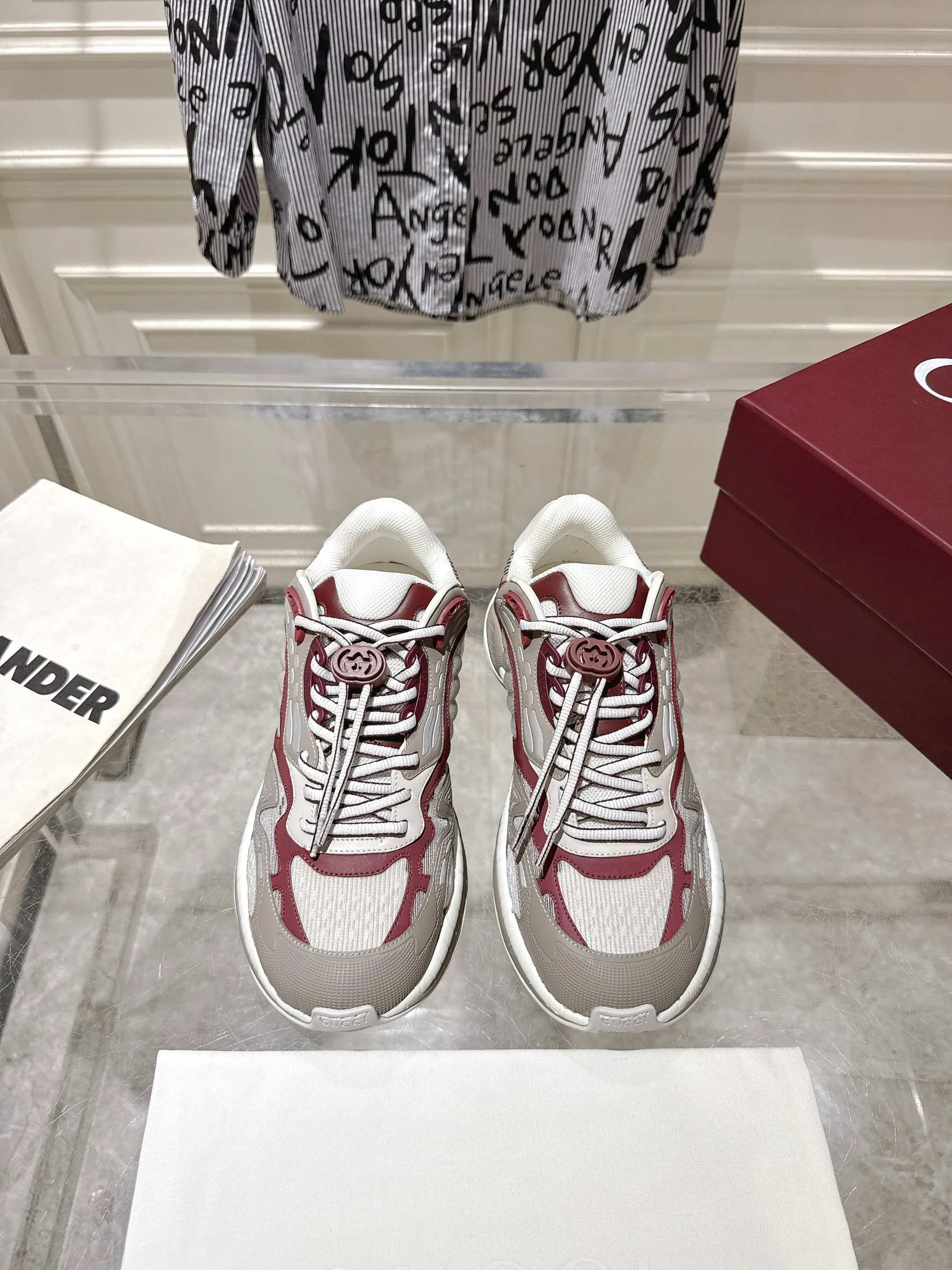 👟👟Ex-factory price 980👟👟Upgraded version with airplane case Gucci Gucci 25ss hot new style couple style retro sports shoes dad shoes This Gucci 2.0 reinterprets the brand's iconic striped webbing elements. This new interpretation of iconic details uses EVA thick soles with a smart silhouette, bringing a stable and comfortable wearing experience. Delivered in exquisite packaging. Fabric: Made of original imported cowhide/technical fabric. Inner foot pad: Breathable mesh. Heel height: 4cm. Sole: Original customized ultra-light foam rubber outsole. Size: 35-45 (women's size 40, men's size 45, custom-made, non-returnable)